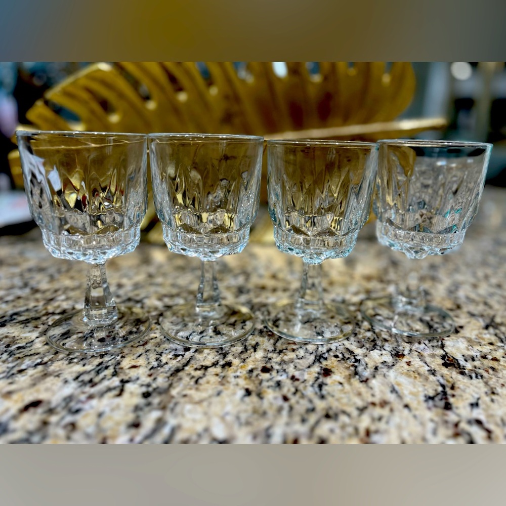 Arcoroc French Crystal 4
4.25" Cordial Glasses Diamond-Cut Bowl